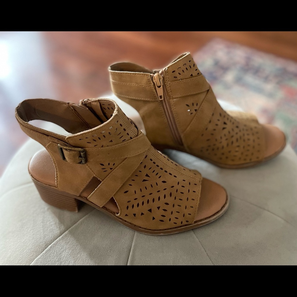 Peep toe wedge